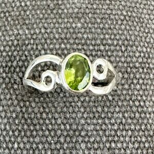 Peridot Oval Gemstone Ring Green‎ .925 Sterling Silver Size 8 Bezel Set Art